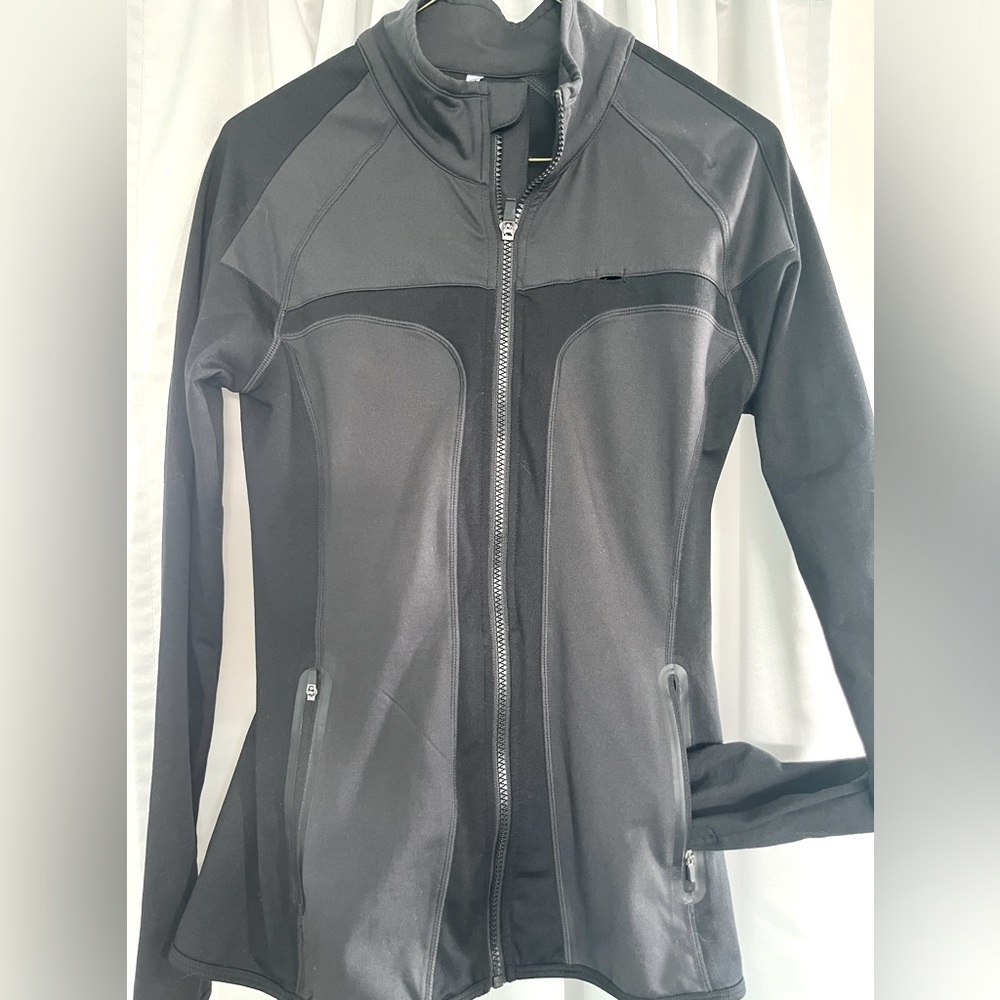 Full zip run black jacket with venting